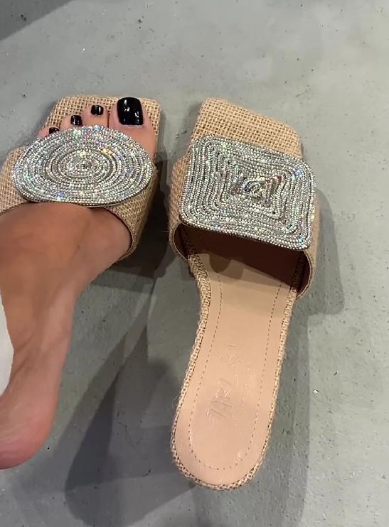 Wanwisa - Square Sandals With A Round Heel